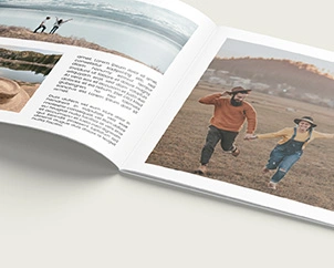 Quadratisches Fotoheft aufgeschlagen im Detail